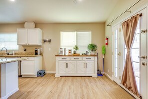 Interior - Fenced-in Pool & Patio: Gilbert Home! (Gilbert)