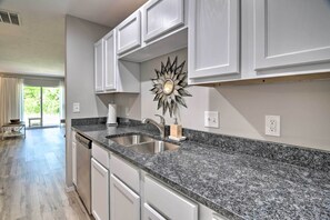 Private kitchen - Apartment w/ Patio, 4 Mi to Silver Dollar City! (Branson)