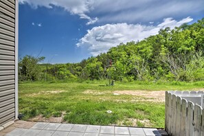 Property grounds - Apartment w/ Patio, 4 Mi to Silver Dollar City! (Branson)