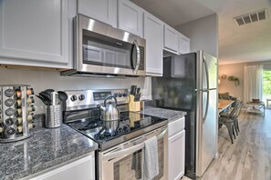Apartment (3 Bedrooms) | Private kitchen - Apartment w/ Patio, 4 Mi to Silver Dollar City! (Branson)