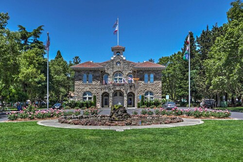 Dog-friendly Wine Country Retreat < 2 Mi to Plaza!