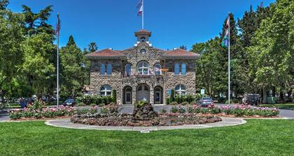 Dog-friendly Wine Country Retreat < 2 Mi to Plaza!