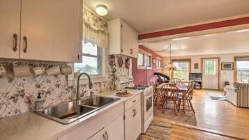 House (3 Bedrooms) | Private kitchen | Microwave, oven, stovetop, dishwasher