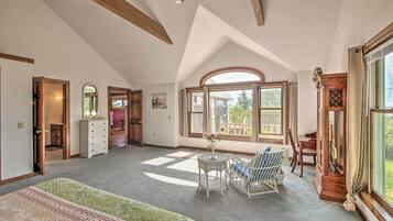 3 kamar tidur, ruang kerja ramah laptop, dan setrika/meja setrika