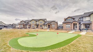 Un quartier résidentiel avec des maisons, un terrain de golf et une clôture.