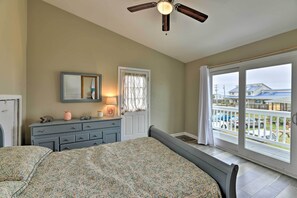 4 bedrooms, iron/ironing board, bed sheets - Luxe 'cozy Crab Shack' w/ Porch in Indian Beach! (Atlantic Beach)