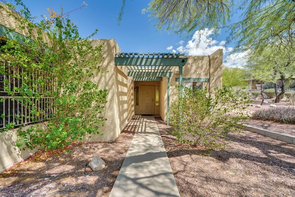 Interior - Tucson Foothills Oasis Near Hiking Trails! (Tucson)