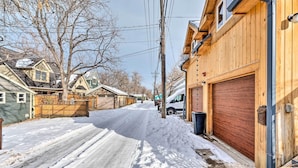 A snow-covered street with wooden houses and a garage door. - Updated Boulder Studio ~ 1 Mi to Pearl Street (Boulder)