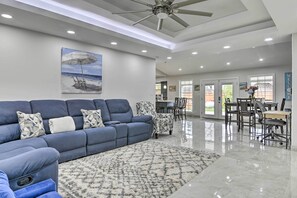 Interior - Patio & Grill: Spacious Gem Near Gulf Coast! (Brownsville)