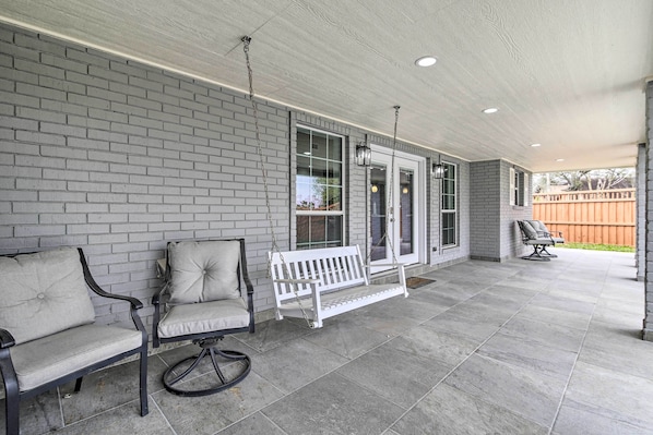 Interior - Patio & Grill: Spacious Gem Near Gulf Coast! (Brownsville)