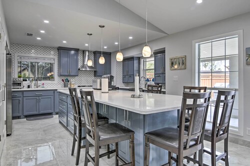 Patio & Grill: Spacious Gem Near Gulf Coast!