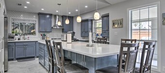 Patio & Grill: Spacious Gem Near Gulf Coast!