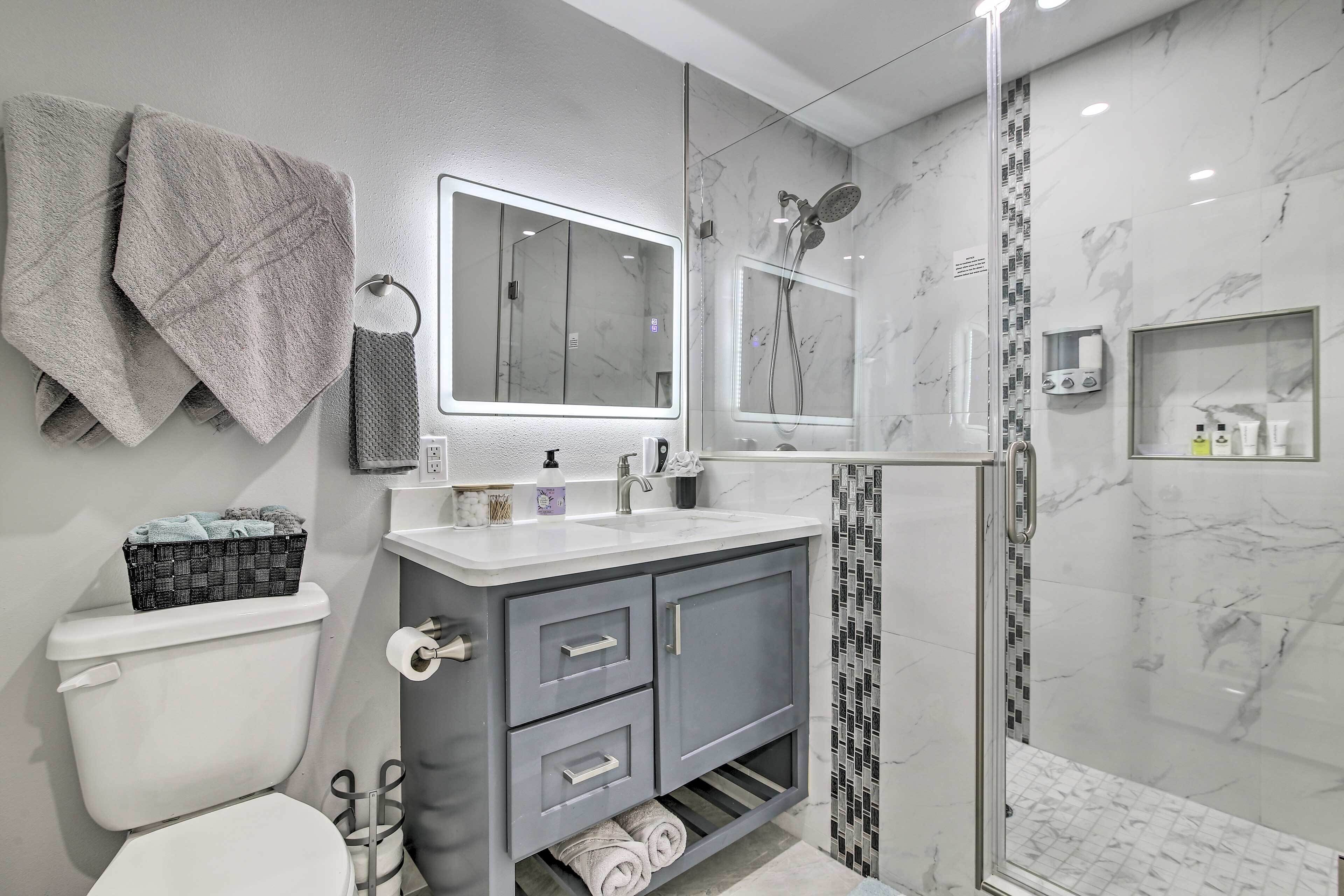 Un bagno moderno con WC, lavabo e doccia.