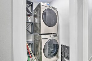 Interior - Patio & Grill: Spacious Gem Near Gulf Coast! (Brownsville)