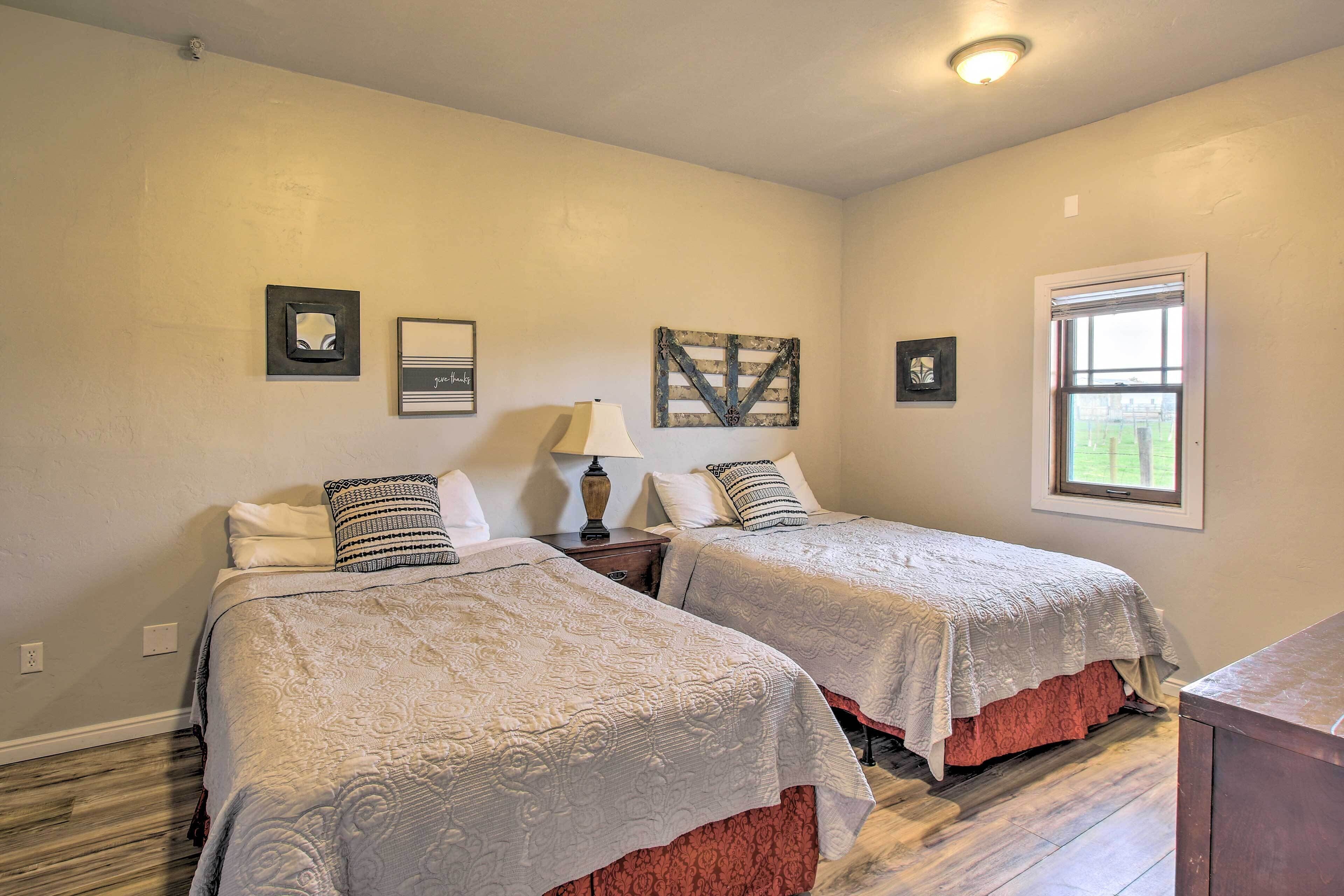 2 bedrooms, free cribs/infant beds, bed sheets