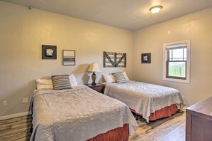 2 kamar tidur, tempat tidur bayi gratis, dan seprai linen