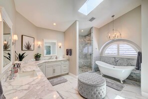 Hus (4 Bedrooms) | Bad | Dusj