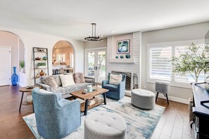 TV - Sunny Scottsdale Home: Heated Pool & Patio (Scottsdale)