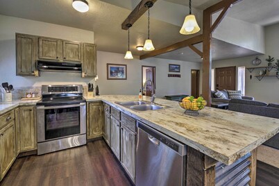 Private Cabin, 5-min Drive to Hot Springs & Golf!