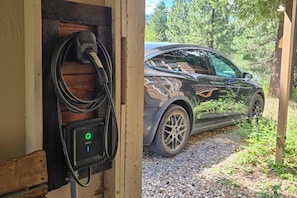 An electric vehicle charging station with a car parked nearby. - Private Cabin, 5-min Drive to Hot Springs & Golf! (Garden Valley)