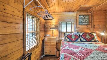 Rumah (1 Bedroom) | 1 kamar tidur, ruang kerja ramah laptop, dan seprai linen