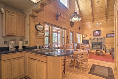 Log Cabin w/ Mountain Views ~ 30 Mi to Pikes Peak!