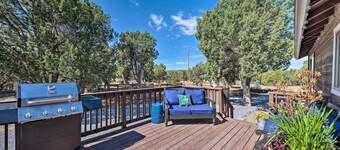 1 Mi to Hiking: Chic Show Low Escape w/ Fire Pit!