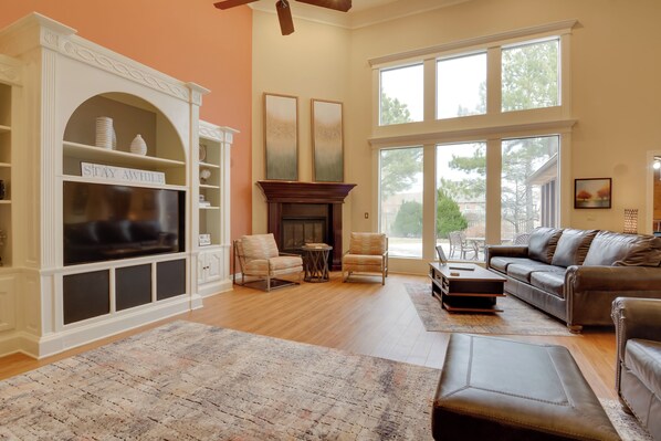 House (4 Bedrooms) | Living area | TV, DVD player, books