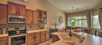 Spacious Surprise Home: 6 Mi to Wildlife World Zoo