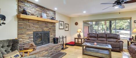 하우스 (4 Bedrooms) | 거실 공간 | TV, 벽난로