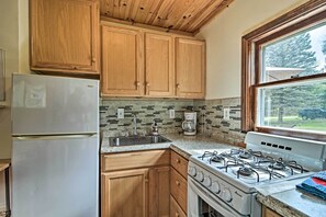 Interior - Gateway to Boyne Mtn! 'nestle by Lake' Cottage (Charlevoix)