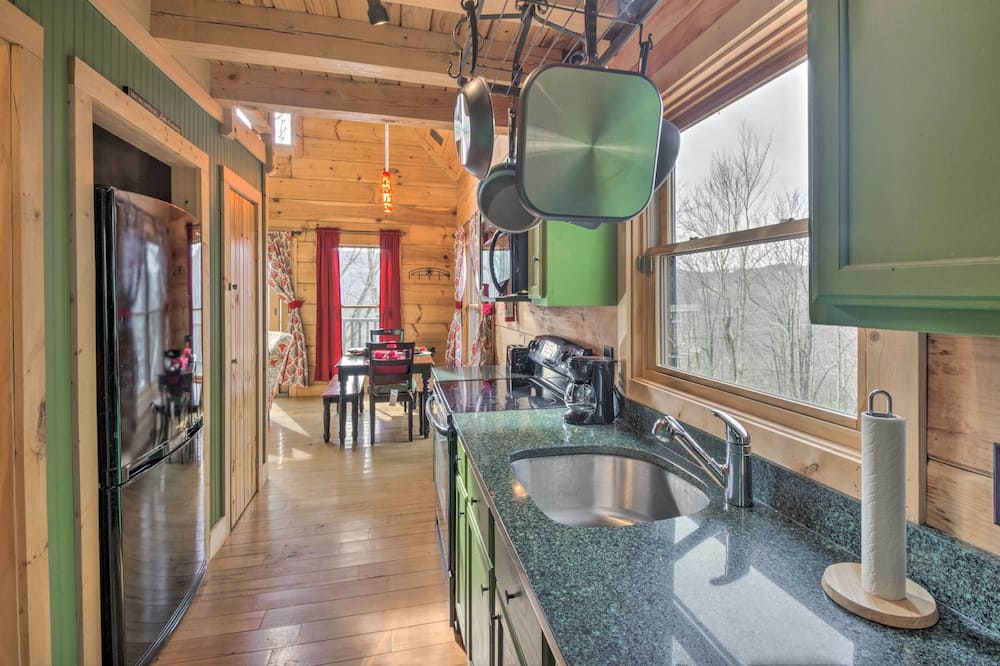 Beech Mountain Cabin w/ 180° Views: Near Hiking! - Laurel Creek, NC