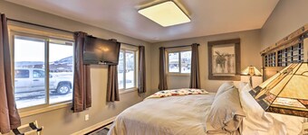 Centennial Cabin w/ Hot Tub, Sauna & Pool Table!