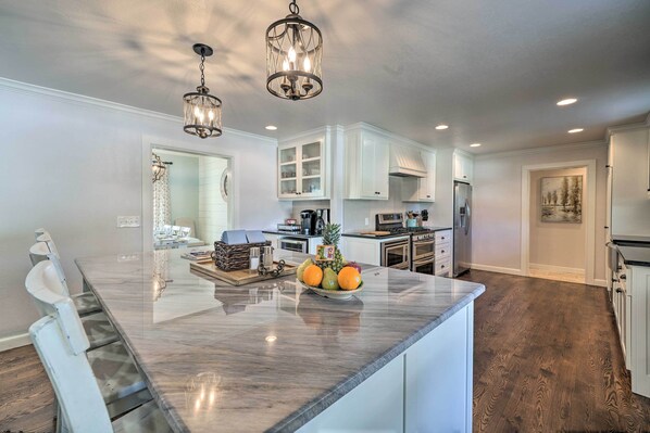 Interior - Elegant NW Oklahoma City Home w/ Spacious Yard (Oklahoma City)