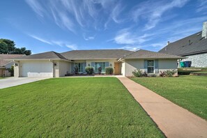 House (4 Bedrooms) | Interior - Elegant NW Oklahoma City Home w/ Spacious Yard (Oklahoma City)