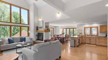House (5 Bedrooms) | Interior