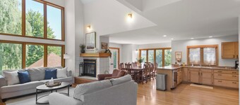 Private Hot Tub + Game Room: Galena Territory Home