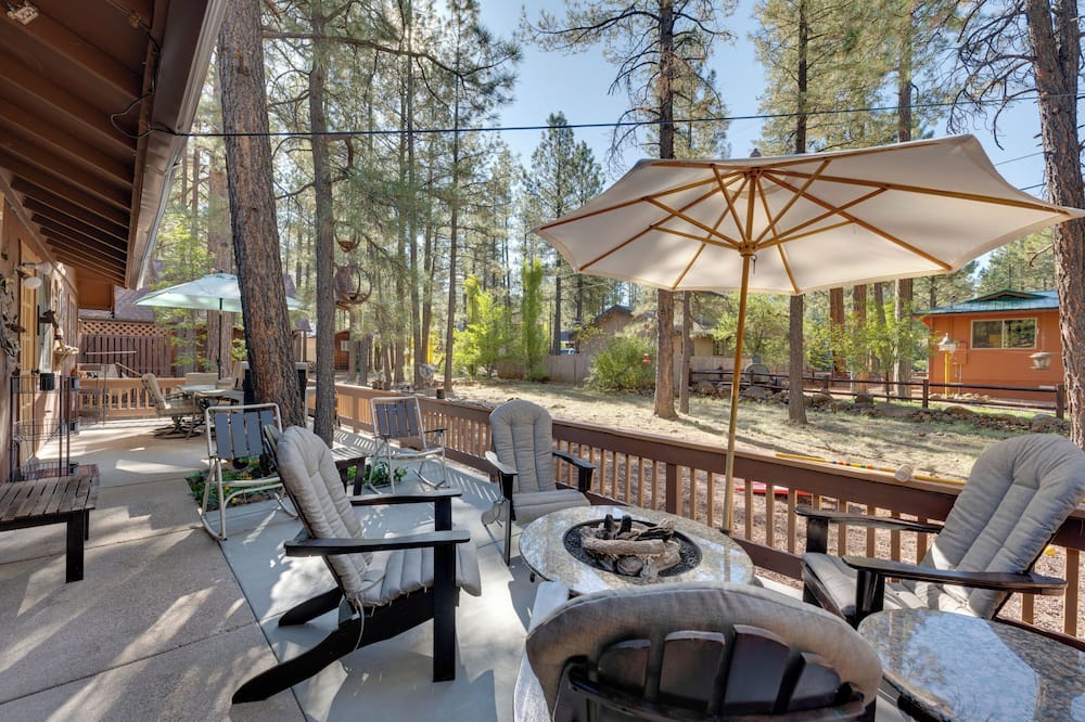Deck + Fireplace: Cozy Pinetop Lakes Cabin! - Vernon, AZ
