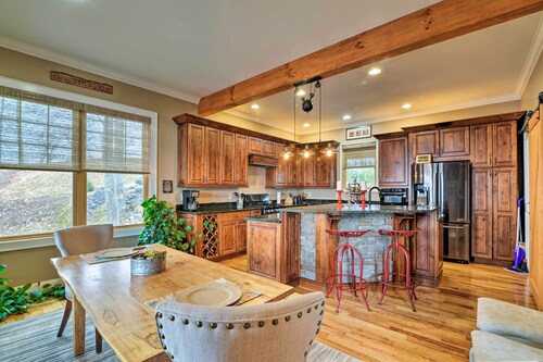 The Barn House: Caldwell Mtn Retreat w/ Hot Tub!
