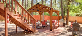 Hikers Haven: Pine Getaway w/ Wraparound Deck!