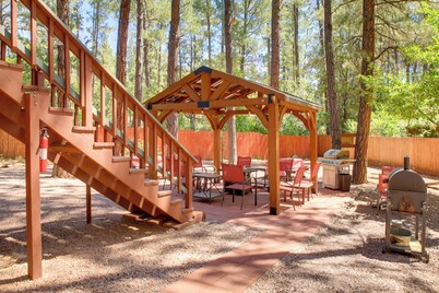 Relax Fireside + Play Games! Hikers Haven in Pine