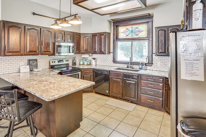 Charming Paris House ~ 1 1/2 Mi to Canyon!