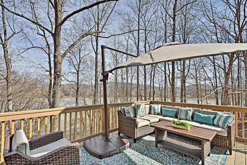 Pristine Lake Barkley Escape w/ Deck, Porch & Bar!