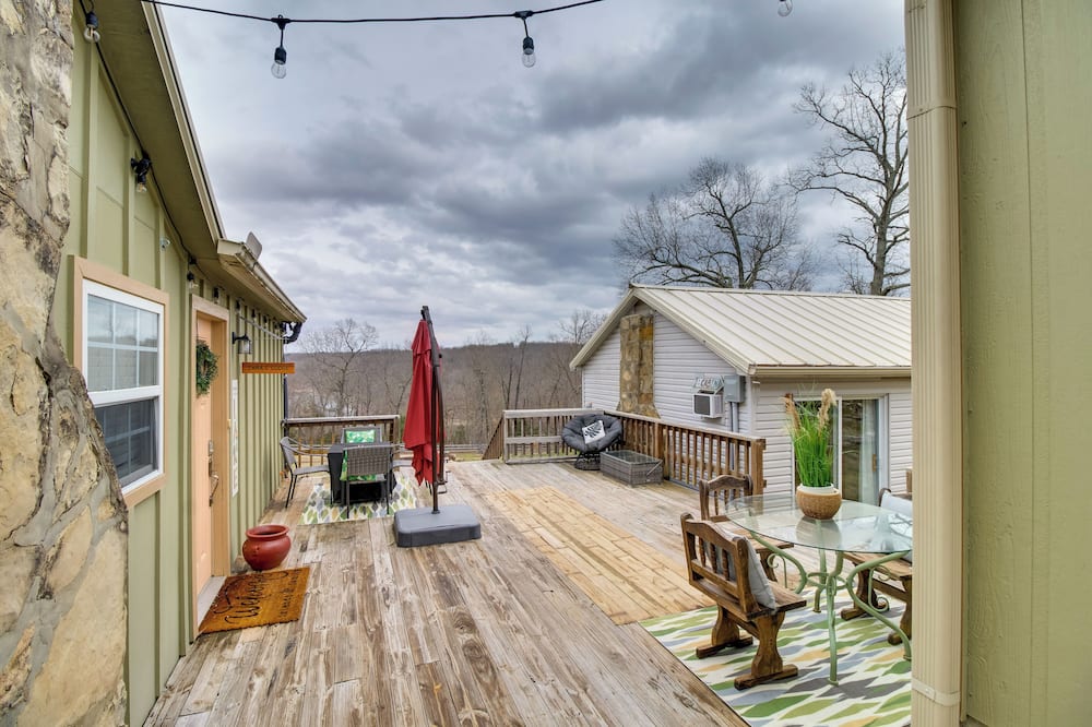 Mountain Home Cabin w/ Fire Pit < 1 Mi to Lake! - Elizabeth, AR