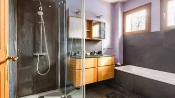 Dusche, Handtücher, Seife, Toilettenpapier