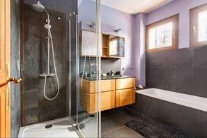 Douche, serviettes fournies, savon, papier toilette