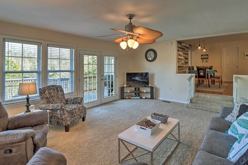 Fisherman-friendly Bull Shoals Escape on Lakefront