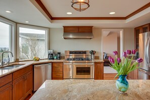 Microwave, oven, stovetop, dishwasher - Washington Vacation Rental w/ Hot Tub Near Tacoma (University Place)