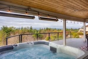 Outdoor spa tub - Washington Vacation Rental w/ Hot Tub Near Tacoma (University Place)