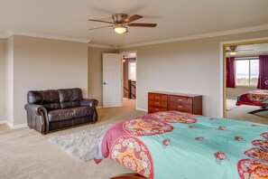4 bedrooms, iron/ironing board, bed sheets - Washington Vacation Rental w/ Hot Tub Near Tacoma (University Place)